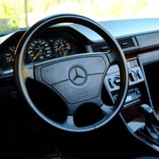 Image 159/171 of Mercedes-Benz E 220 (1994)