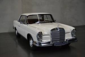 Image 3/61 de Mercedes-Benz 250 SE (1966)