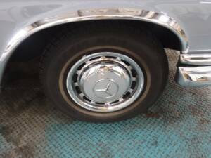 Image 26/50 de Mercedes-Benz 220 SE b (1963)