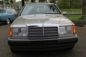Bild 4/8 von Mercedes-Benz 230 CE (1991)
