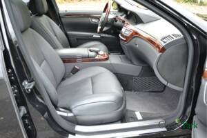 Image 25/50 of Mercedes-Benz S 500 (2006)