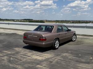 Immagine 10/13 di Mercedes-Benz E 220 (1994)