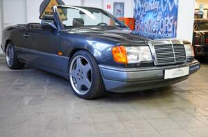 Immagine 2/30 di Mercedes-Benz 320 CE (1993)