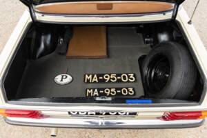 Imagen 31/40 de Mercedes-Benz 230/4 (1976)