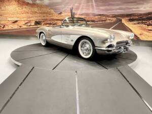 Image 1/32 of Chevrolet Corvette (1961)
