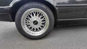 Immagine 46/53 di BMW 320i (1989)