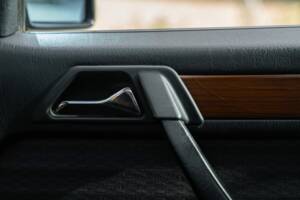 Bild 31/48 von Mercedes-Benz 200 CE (1990)