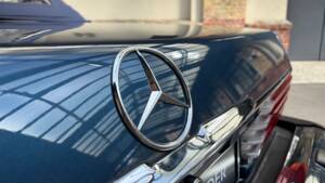 Image 18/88 of Mercedes-Benz 380 SL (1984)