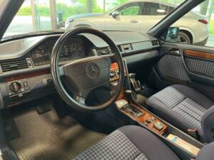 Imagen 8/22 de Mercedes-Benz 220 TE (1993)