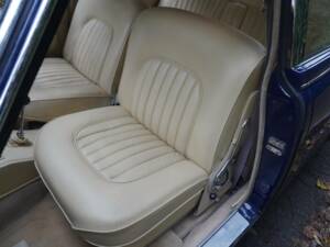 Image 13/18 of Jaguar Mk II 3.8 (1966)
