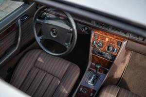 Immagine 27/73 di Mercedes-Benz 300 CE (1991)