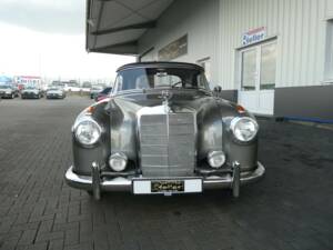 Image 2/23 of Mercedes-Benz 220 SE Cabriolet (1959)