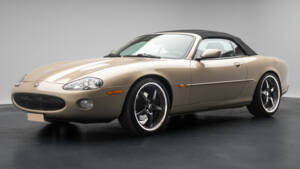 Image 2/9 of Jaguar XKR (2001)