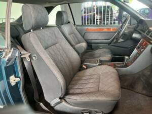 Bild 15/21 von Mercedes-Benz E 200 (1996)