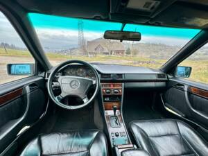 Image 11/16 of Mercedes-Benz E 300 Turbodiesel T (1996)