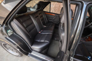 Image 14/98 of Mercedes-Benz 300 E-24 (1992)