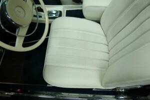 Image 16/50 of Mercedes-Benz 280 SE 3,5 (1971)