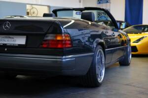 Immagine 11/30 di Mercedes-Benz 320 CE (1993)