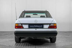Image 16/50 of Mercedes-Benz 200 (1986)