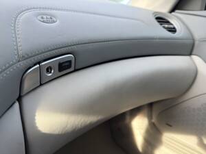 Immagine 11/20 di Mercedes-Benz SL 500 (2002)