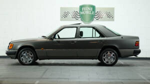 Imagen 2/40 de Mercedes-Benz 250 TD (1990)