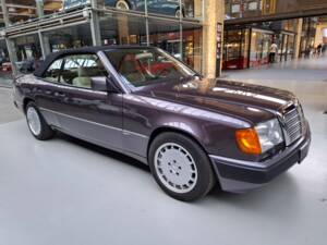 Image 31/42 of Mercedes-Benz 300 CE-24 (1993)