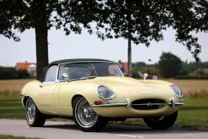 Image 25/35 de Jaguar E-Type (1967)