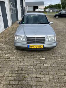 Image 1/10 de Mercedes-Benz E 220 (1995)