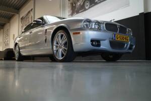 Image 21/50 of Jaguar XJ 8 4.2 (2007)