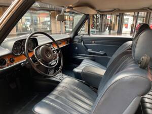 Image 16/41 de Mercedes-Benz 250 C (1970)