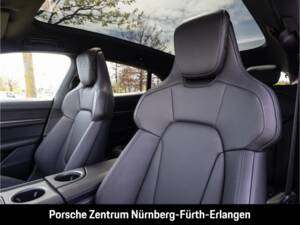 Image 18/36 of Porsche Taycan 4S Sport Turismo (2026)