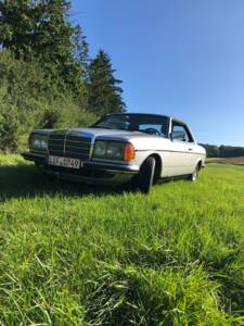 Afbeelding 3/53 van Mercedes-Benz 230 CE (1984)