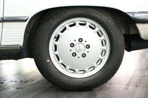 Image 30/30 of Mercedes-Benz 500 SL (1985)