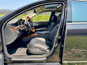 Bild 25/79 von Mercedes-Benz S 500 BlueEFFICIENCY (2011)