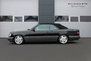 Image 8/33 of Mercedes-Benz E 200 (1994)