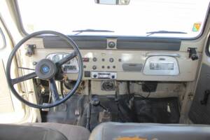 Image 2/8 of Toyota Land Cruiser FJ 40 (1979)