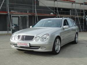 Image 2/25 of Mercedes-Benz E 200 Kompressor T (2004)