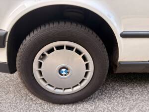 Immagine 61/75 di BMW 320i (1988)