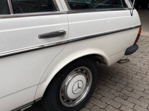 Image 55/66 of Mercedes-Benz 200 T (1984)