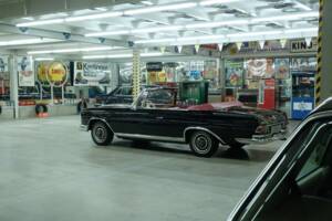 Image 10/50 of Mercedes-Benz 220 SE b (1963)