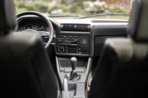 Bild 26/37 von BMW 316i Touring (1991)