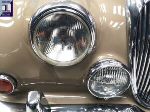 Image 20/64 of Daimler V8-250 (1969)