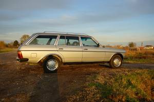 Image 4/22 of Mercedes-Benz 240 TD (1981)