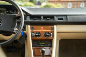 Afbeelding 38/63 van Mercedes-Benz 230 CE (1988)