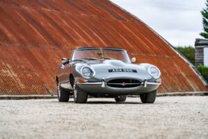 Image 3/34 de Jaguar E-Type (1968)