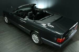 Imagen 26/30 de Mercedes-Benz 300 CE-24 (1993)