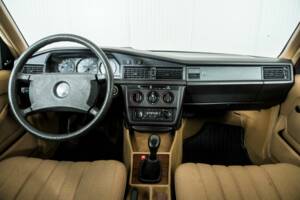 Obraz 7/50 pojazdu Mercedes-Benz 190 D (1986)