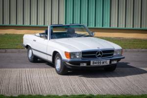 Afbeelding 2/35 van Mercedes-Benz 280 SL (1984)