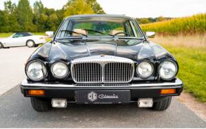 Image 7/37 of Daimler Double Six (1992)