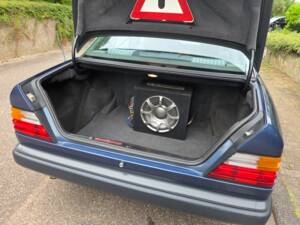 Afbeelding 49/54 van Mercedes-Benz 200 E (1992)